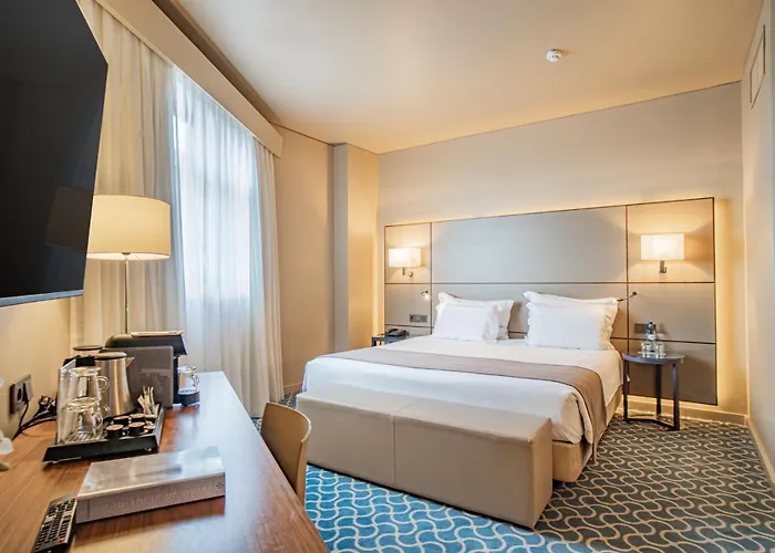 Dom Henrique - Downtown Oporto